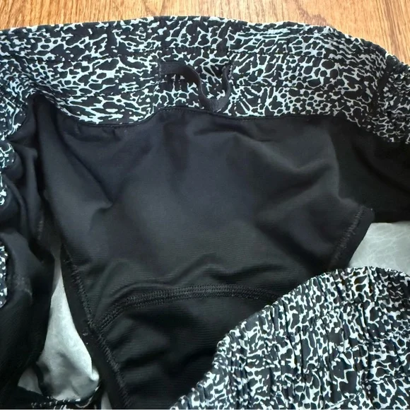 Lululemon Hotty Hot Short II 2.5" in Polar Shift Inverse Alpine White Black 10 - Picture 12 of 14